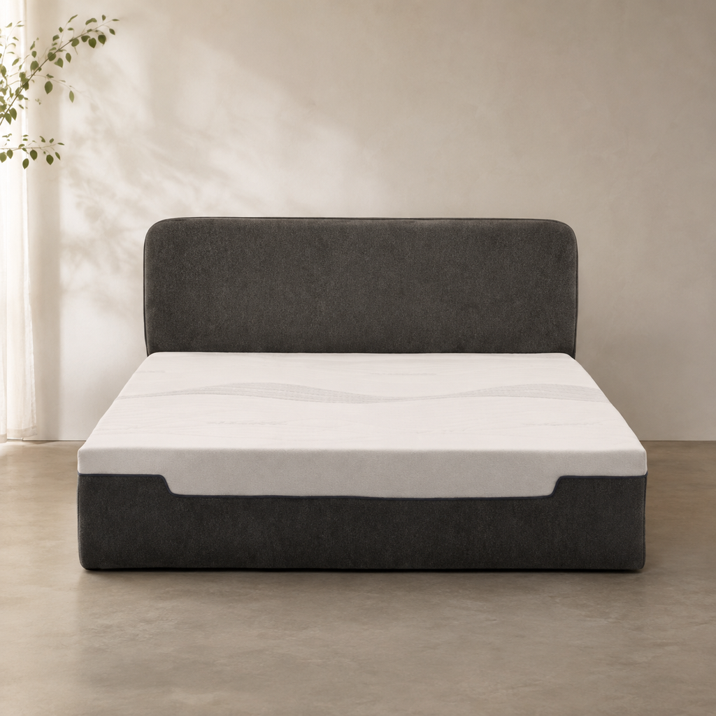 Liseré Bed seen straight on, the piped edge tracing the whole outline of the headboard
