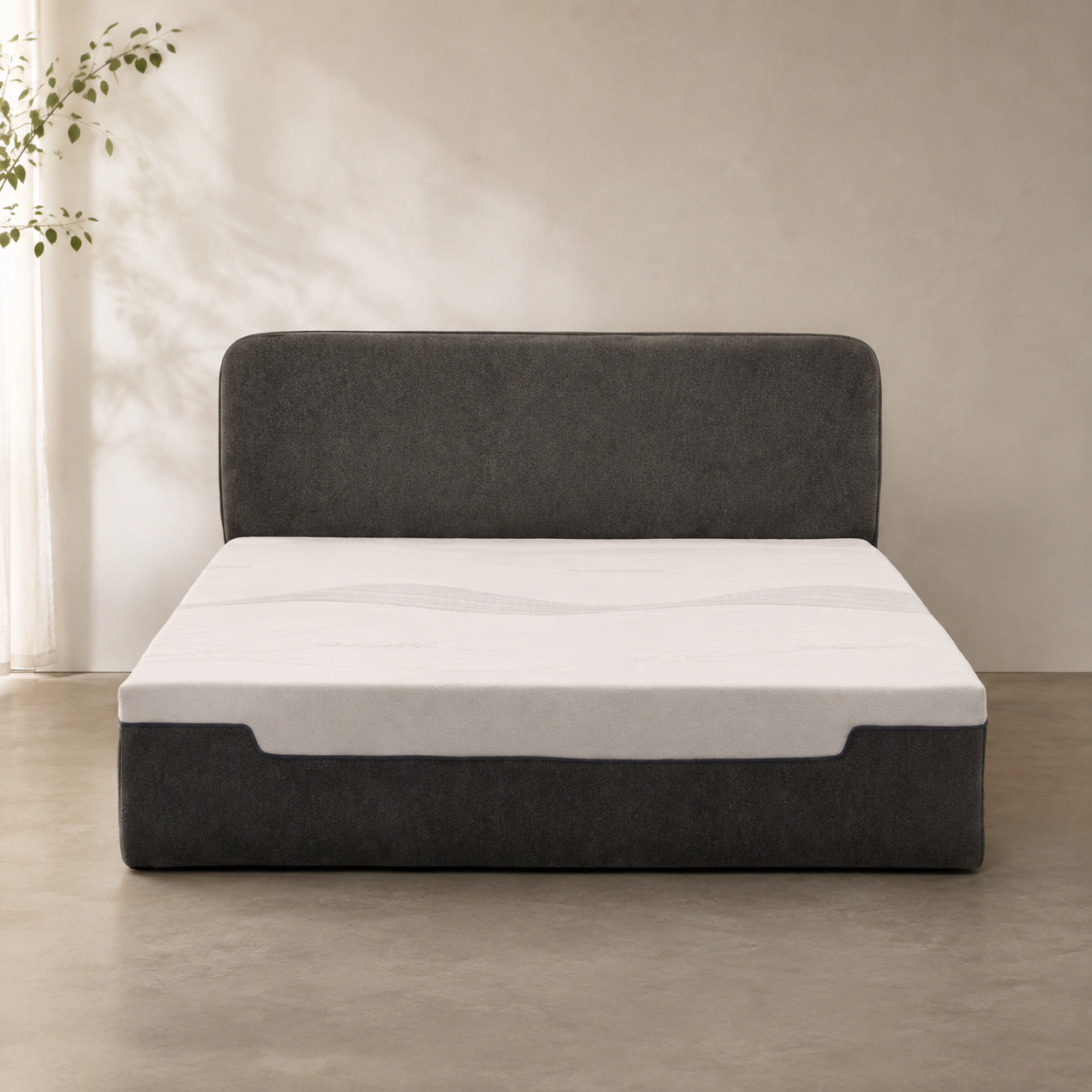 Liseré Bed seen straight on, the piped edge tracing the whole outline of the headboard